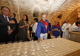 Largas colas para bajar a por el agua bendita a la cripta de San Antolín