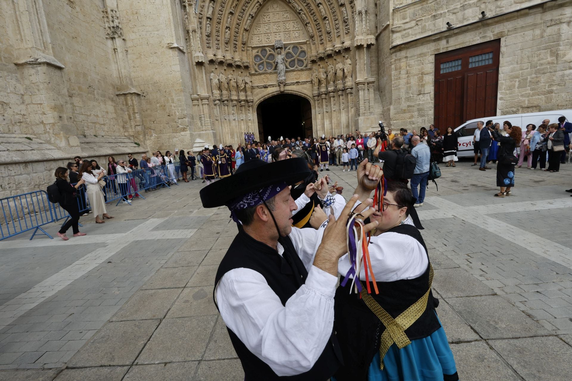 Así ha sido el desfile de los gigantes, cabezudos y peñas hasta la Plaza Mayor