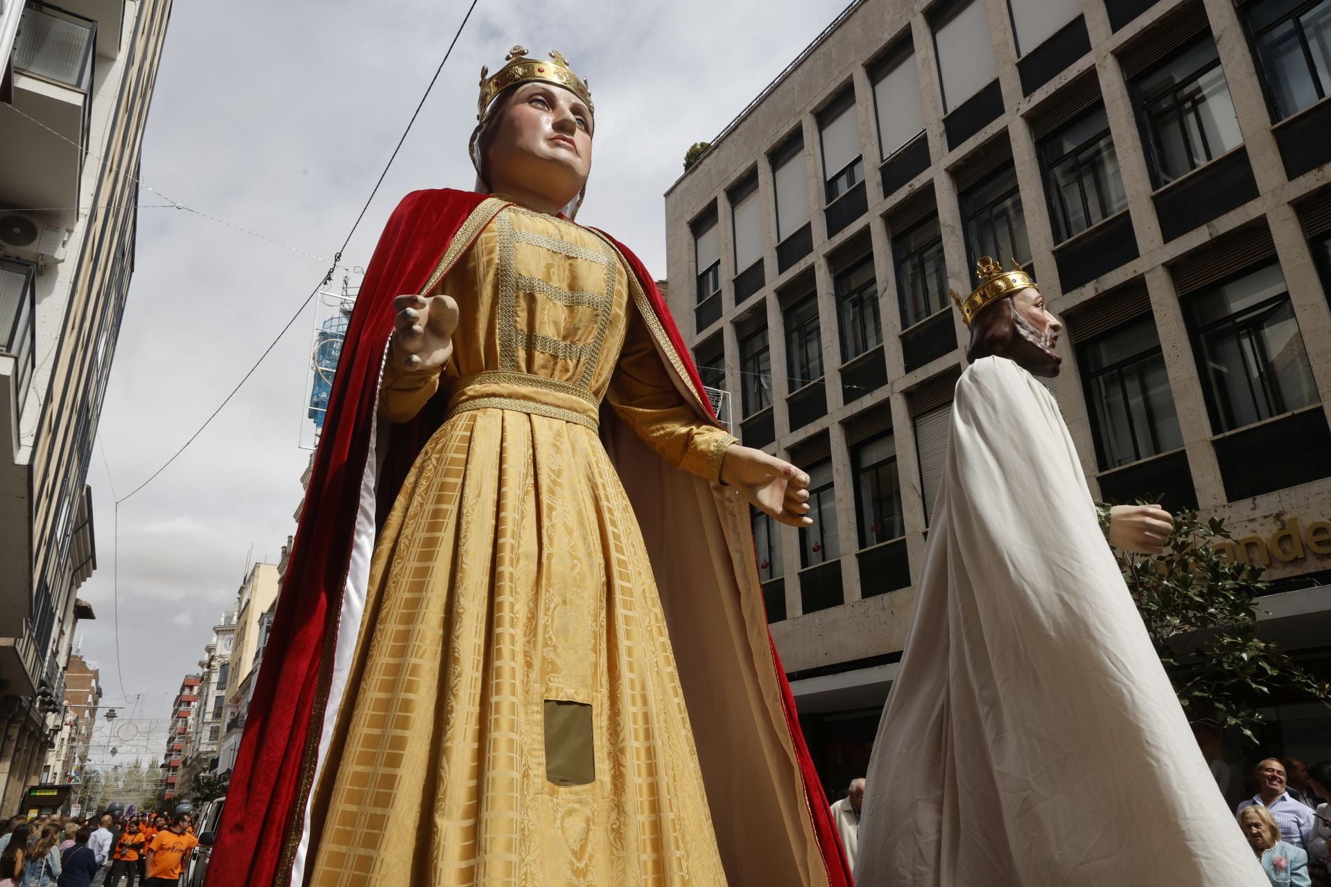 Así ha sido el desfile de los gigantes, cabezudos y peñas hasta la Plaza Mayor