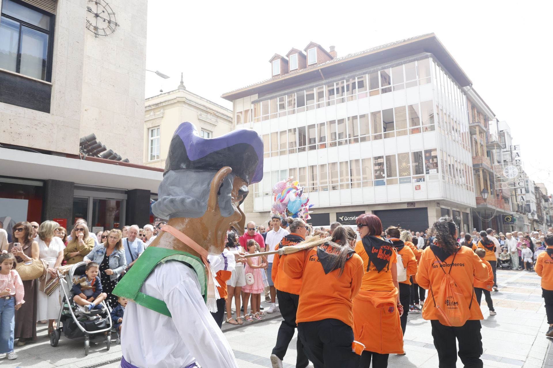Así ha sido el desfile de los gigantes, cabezudos y peñas hasta la Plaza Mayor