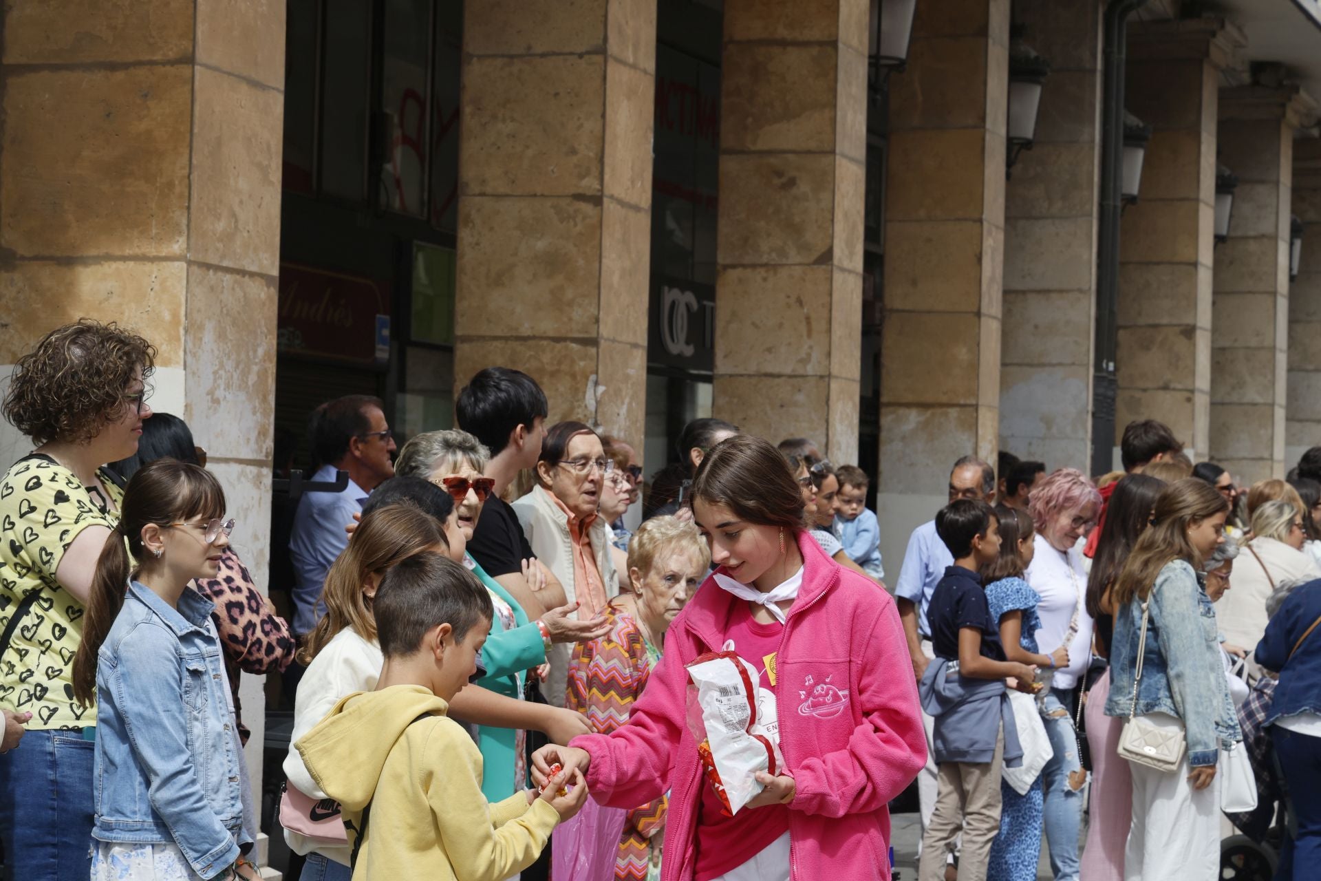 Así ha sido el desfile de los gigantes, cabezudos y peñas hasta la Plaza Mayor