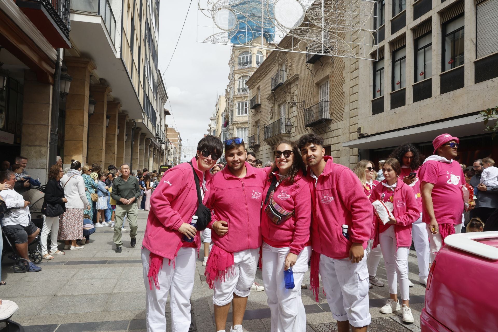 Así ha sido el desfile de los gigantes, cabezudos y peñas hasta la Plaza Mayor