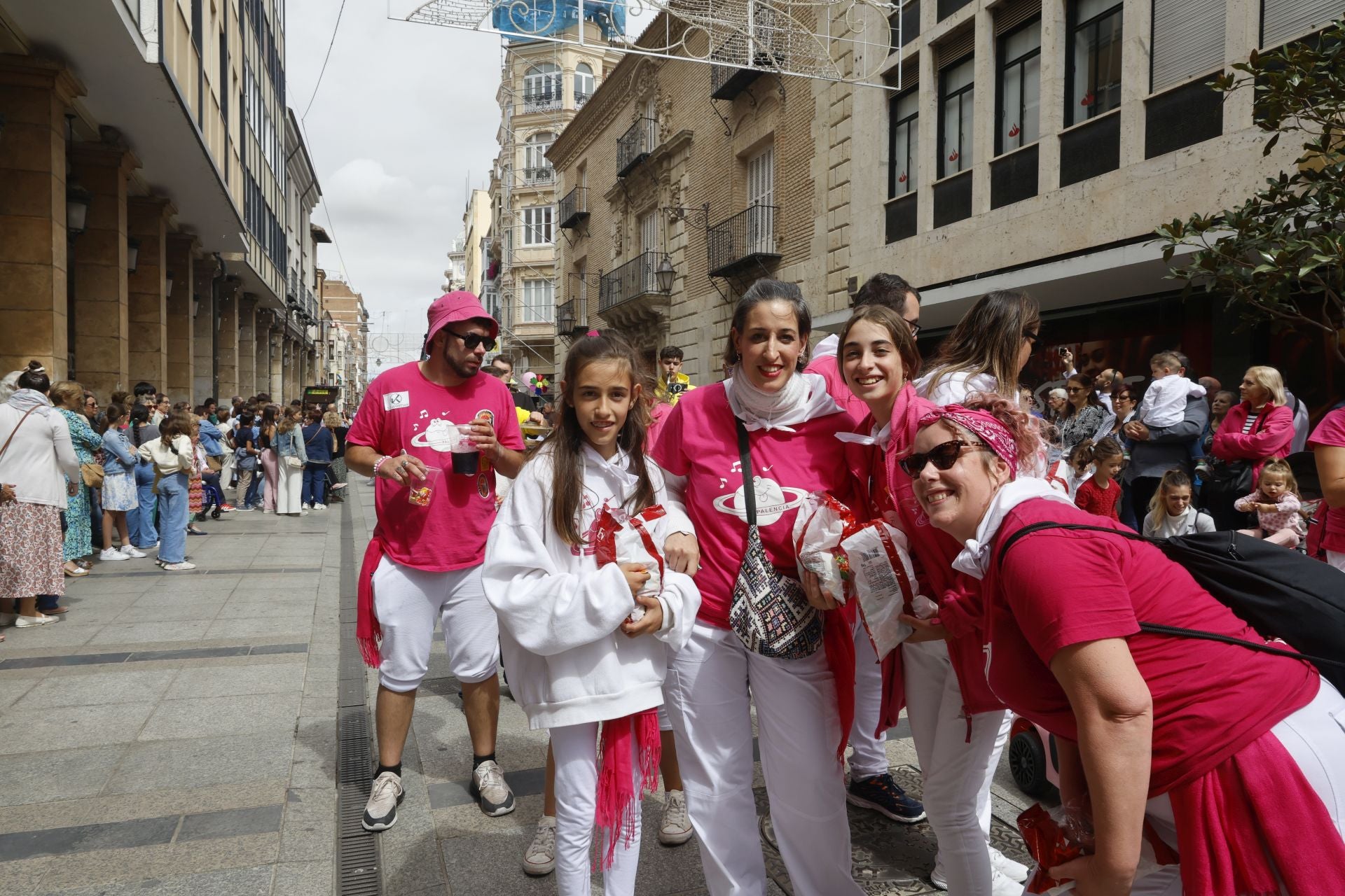 Así ha sido el desfile de los gigantes, cabezudos y peñas hasta la Plaza Mayor
