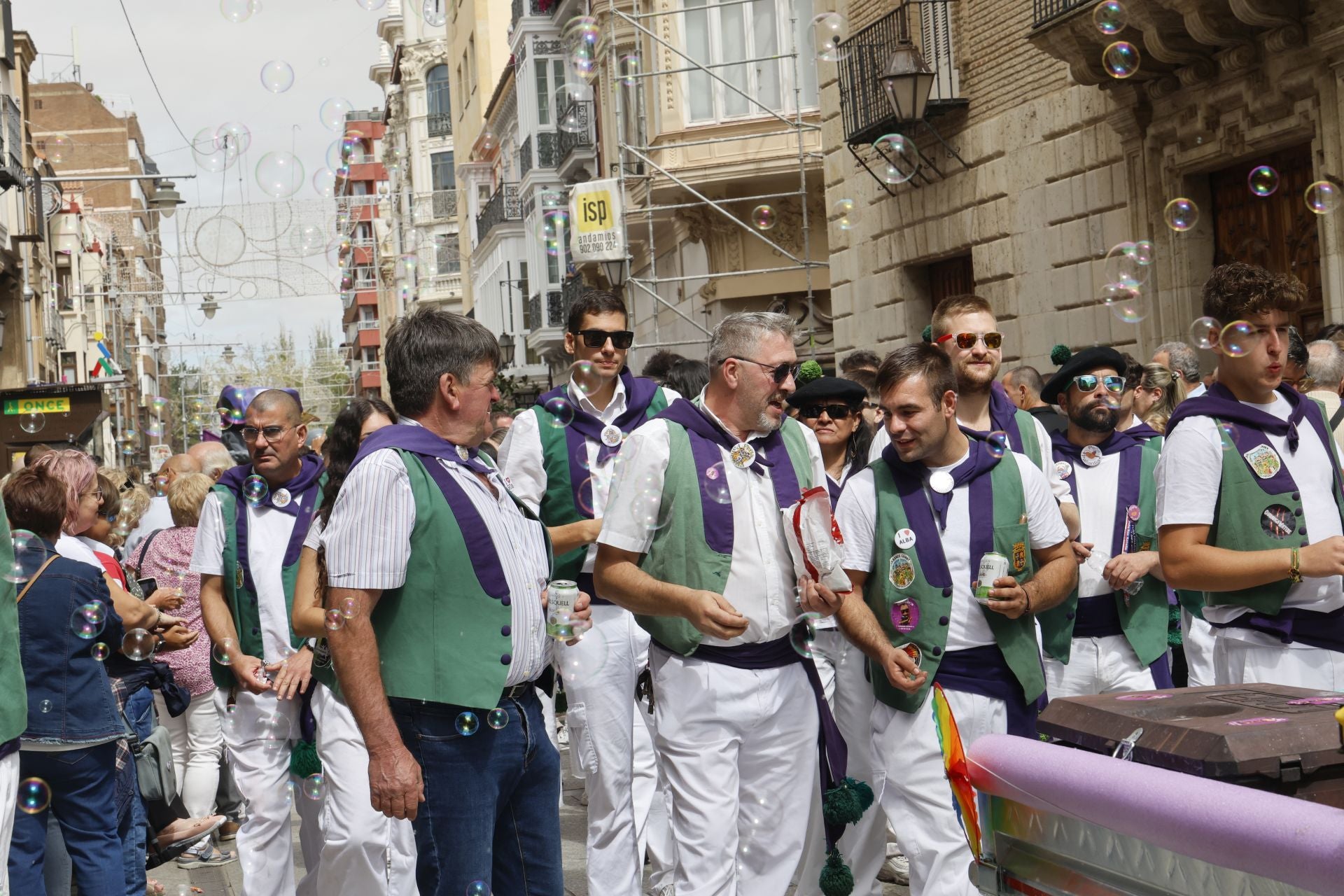 Así ha sido el desfile de los gigantes, cabezudos y peñas hasta la Plaza Mayor