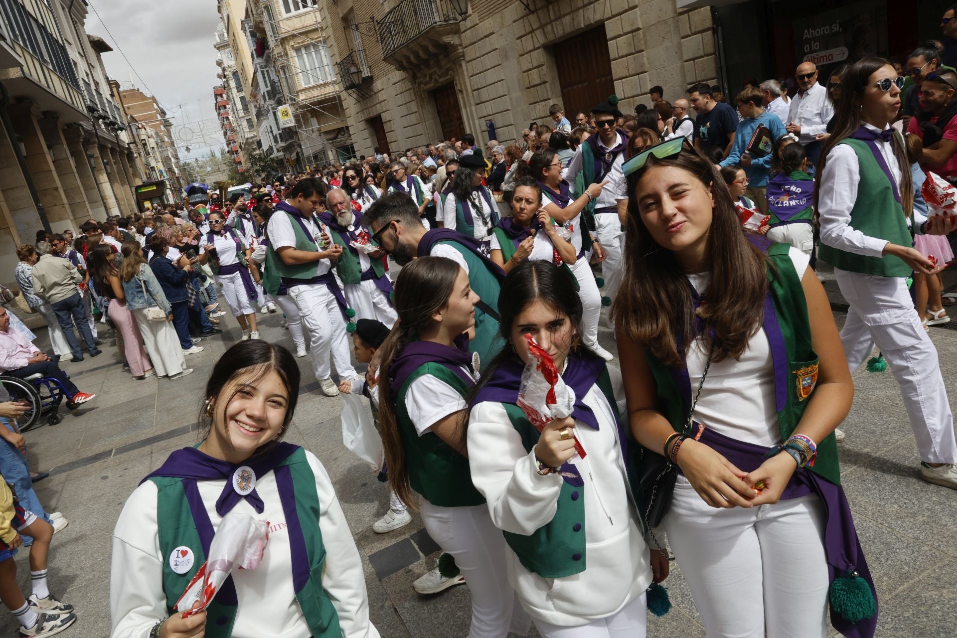 Así ha sido el desfile de los gigantes, cabezudos y peñas hasta la Plaza Mayor