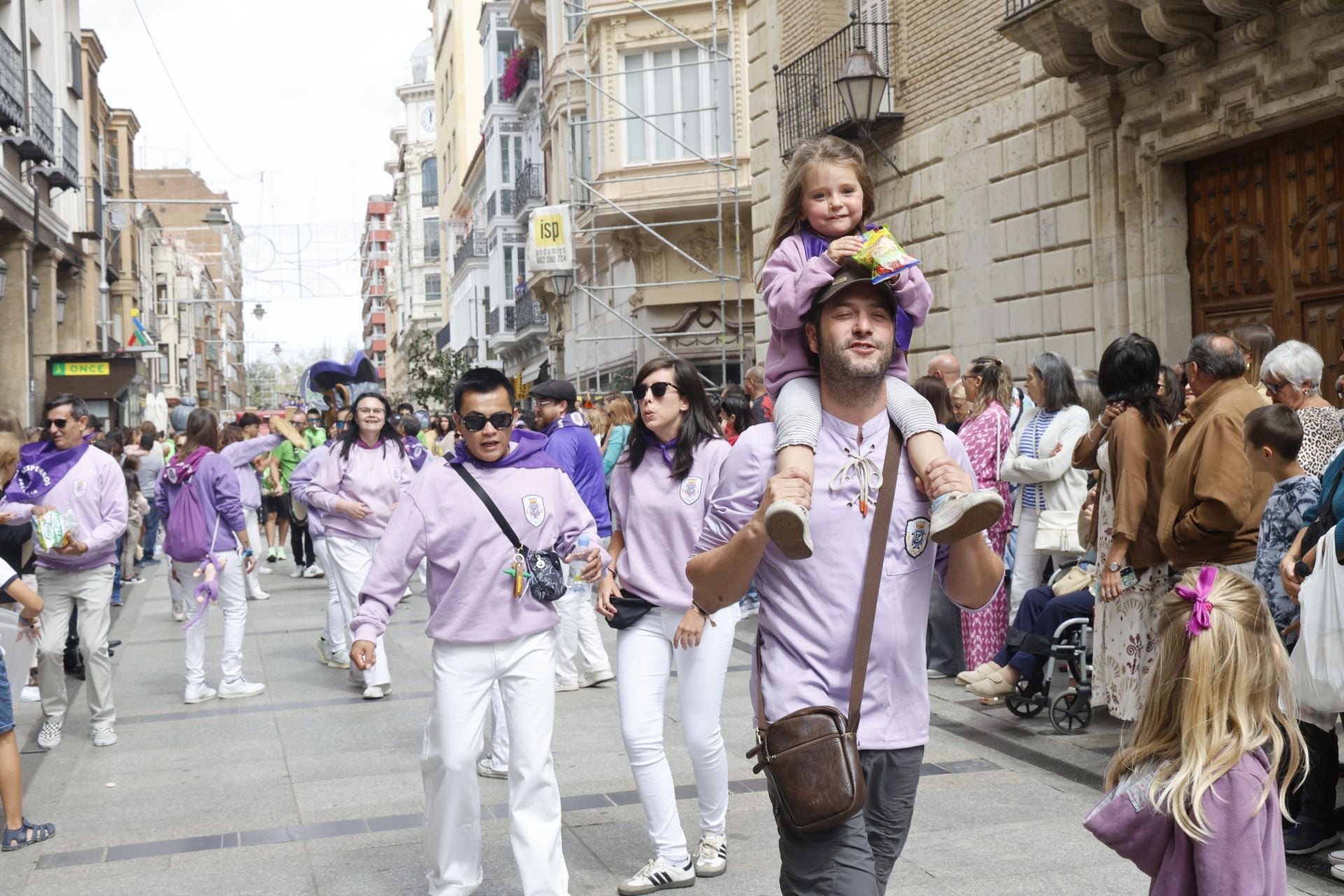Así ha sido el desfile de los gigantes, cabezudos y peñas hasta la Plaza Mayor