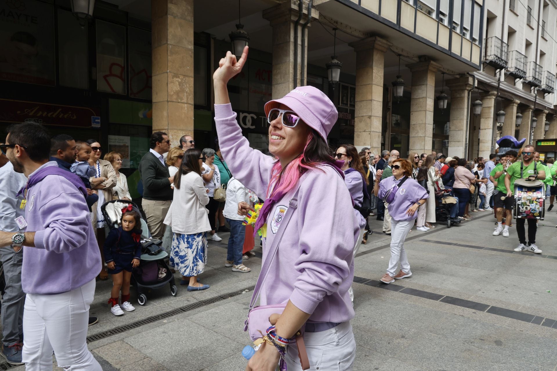 Así ha sido el desfile de los gigantes, cabezudos y peñas hasta la Plaza Mayor