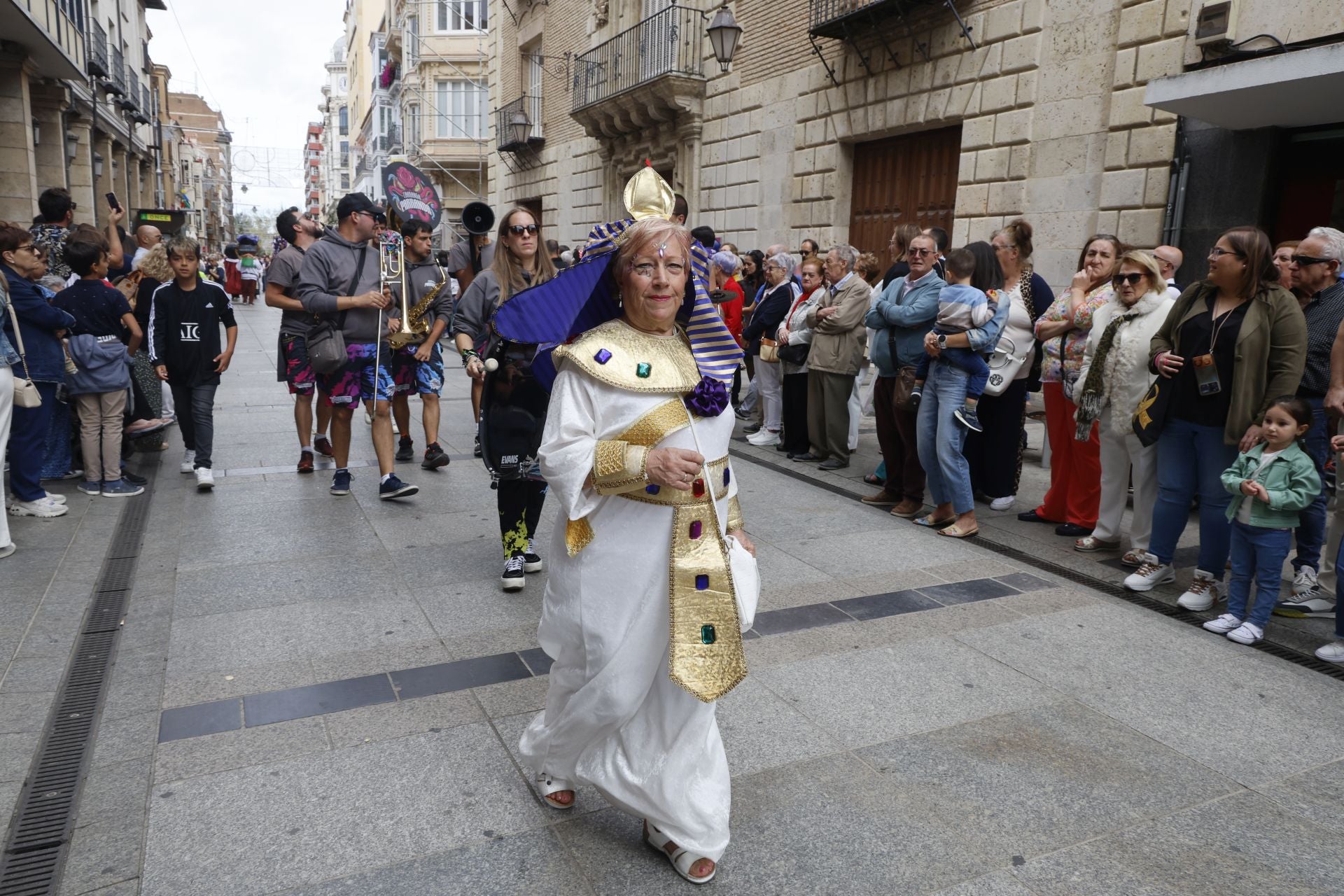 Así ha sido el desfile de los gigantes, cabezudos y peñas hasta la Plaza Mayor
