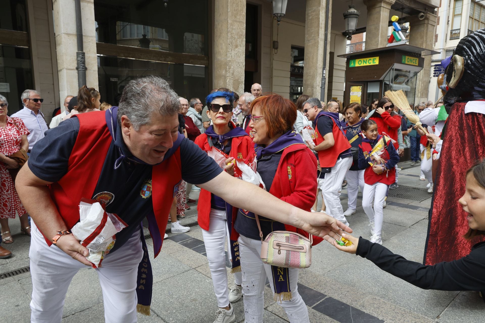 Así ha sido el desfile de los gigantes, cabezudos y peñas hasta la Plaza Mayor