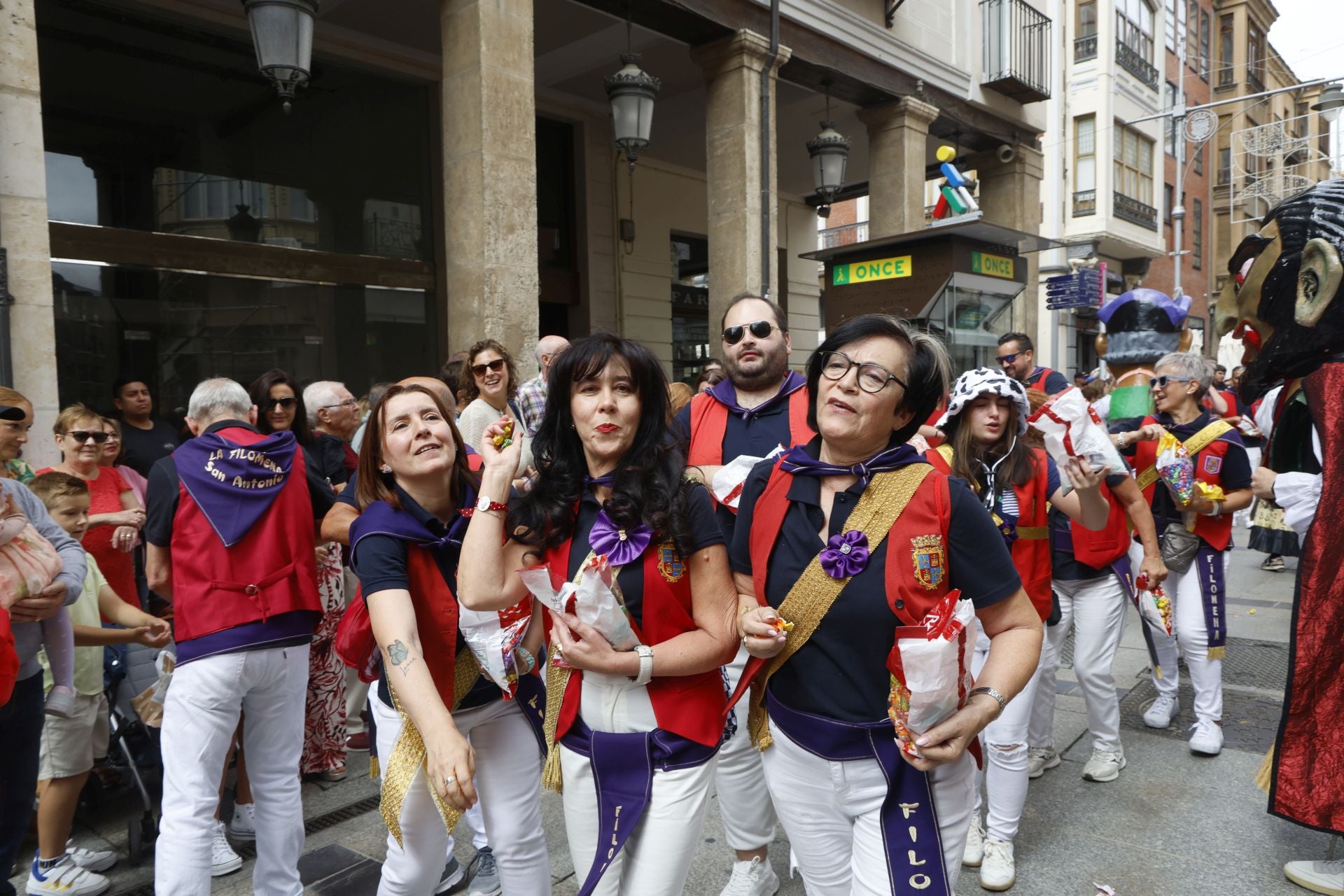 Así ha sido el desfile de los gigantes, cabezudos y peñas hasta la Plaza Mayor