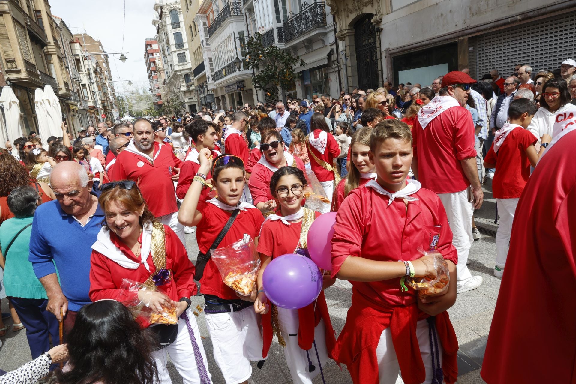 Así ha sido el desfile de los gigantes, cabezudos y peñas hasta la Plaza Mayor