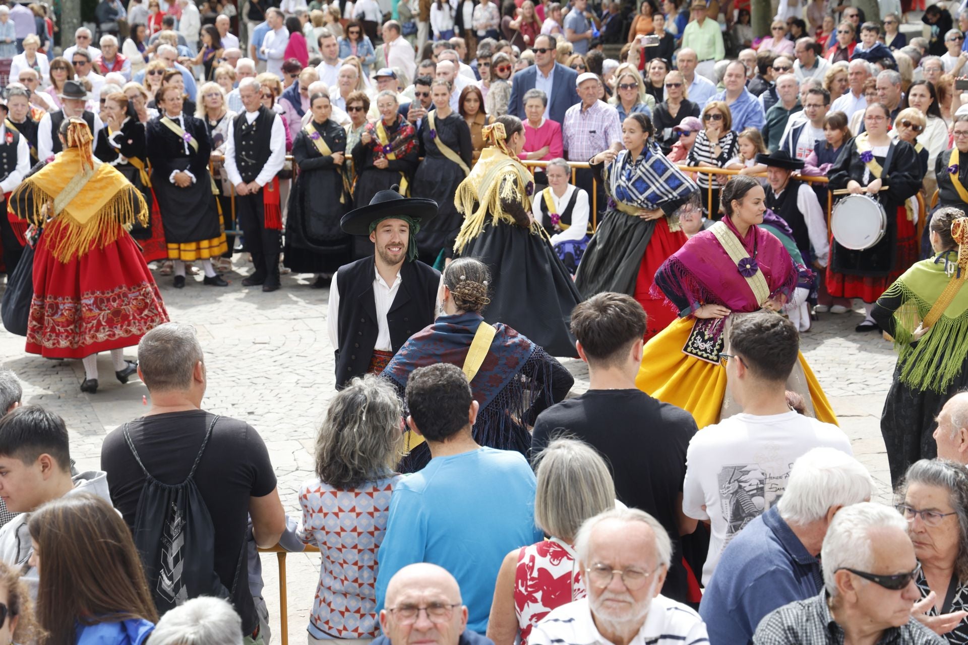 Así ha sido el desfile de los gigantes, cabezudos y peñas hasta la Plaza Mayor