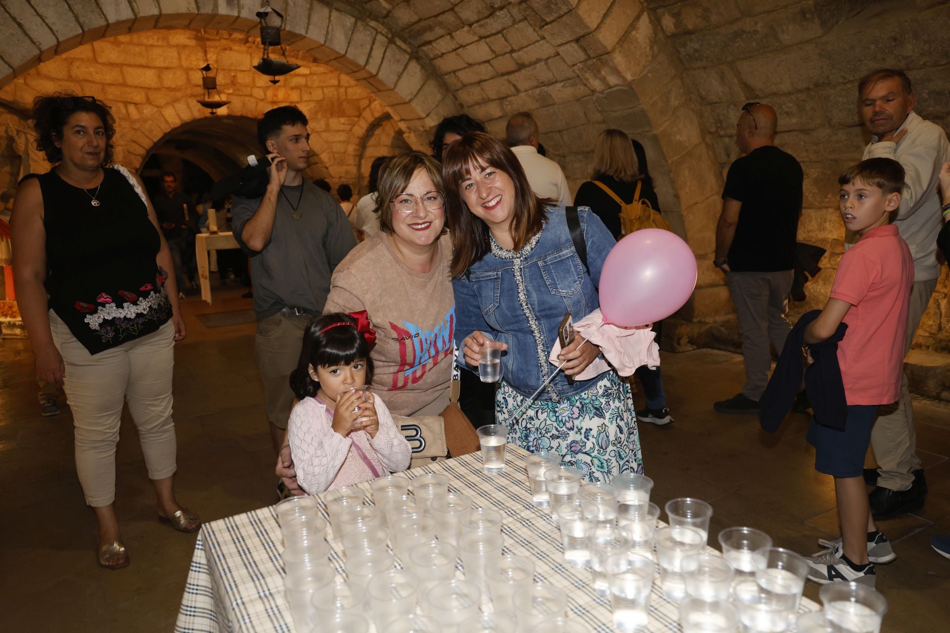 Largas colas para bajar a por el agua bendita a la cripta de San Antolín