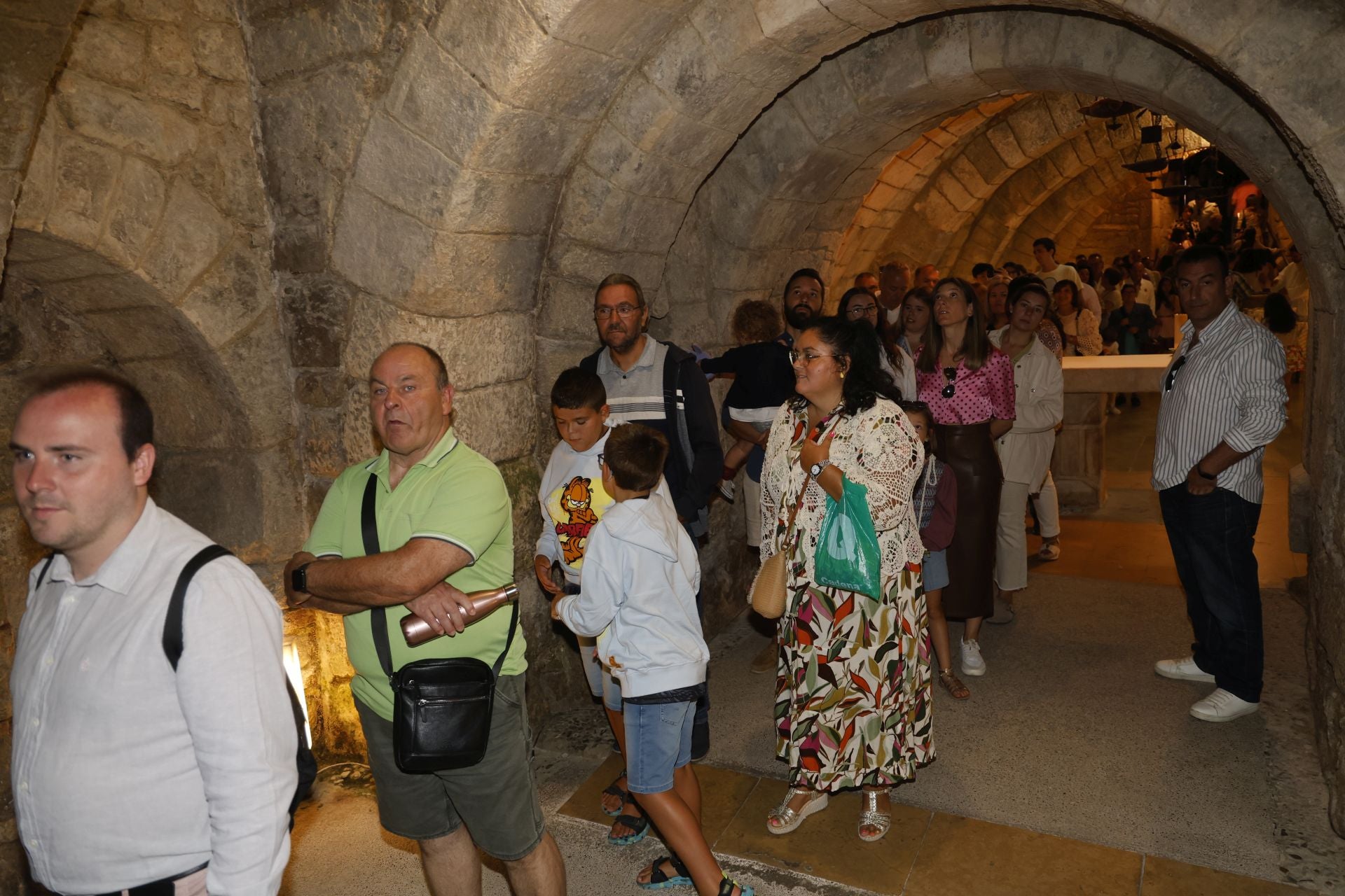 Largas colas para bajar a por el agua bendita a la cripta de San Antolín