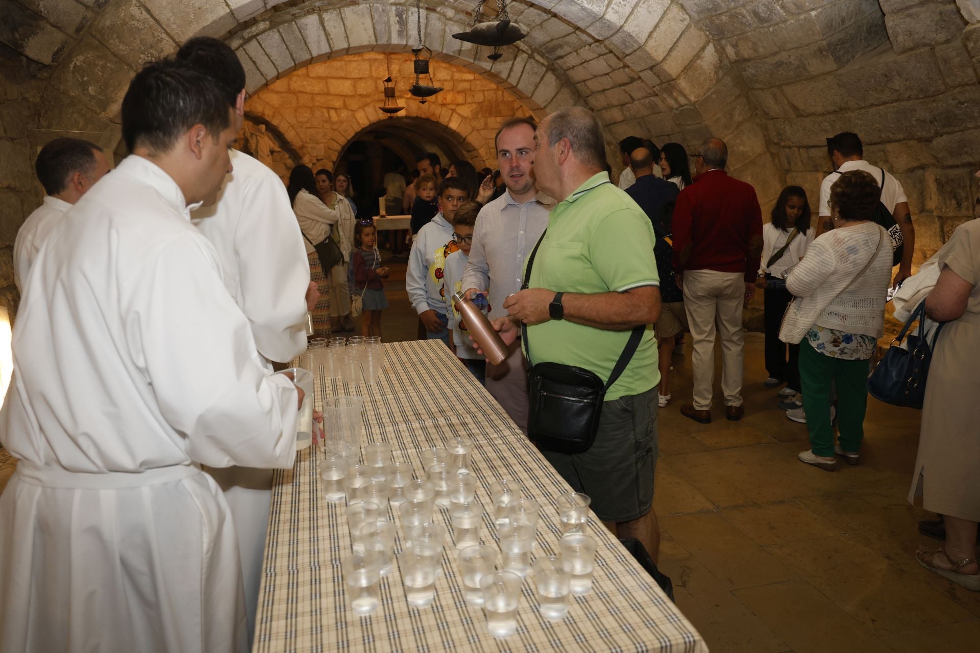 Largas colas para bajar a por el agua bendita a la cripta de San Antolín