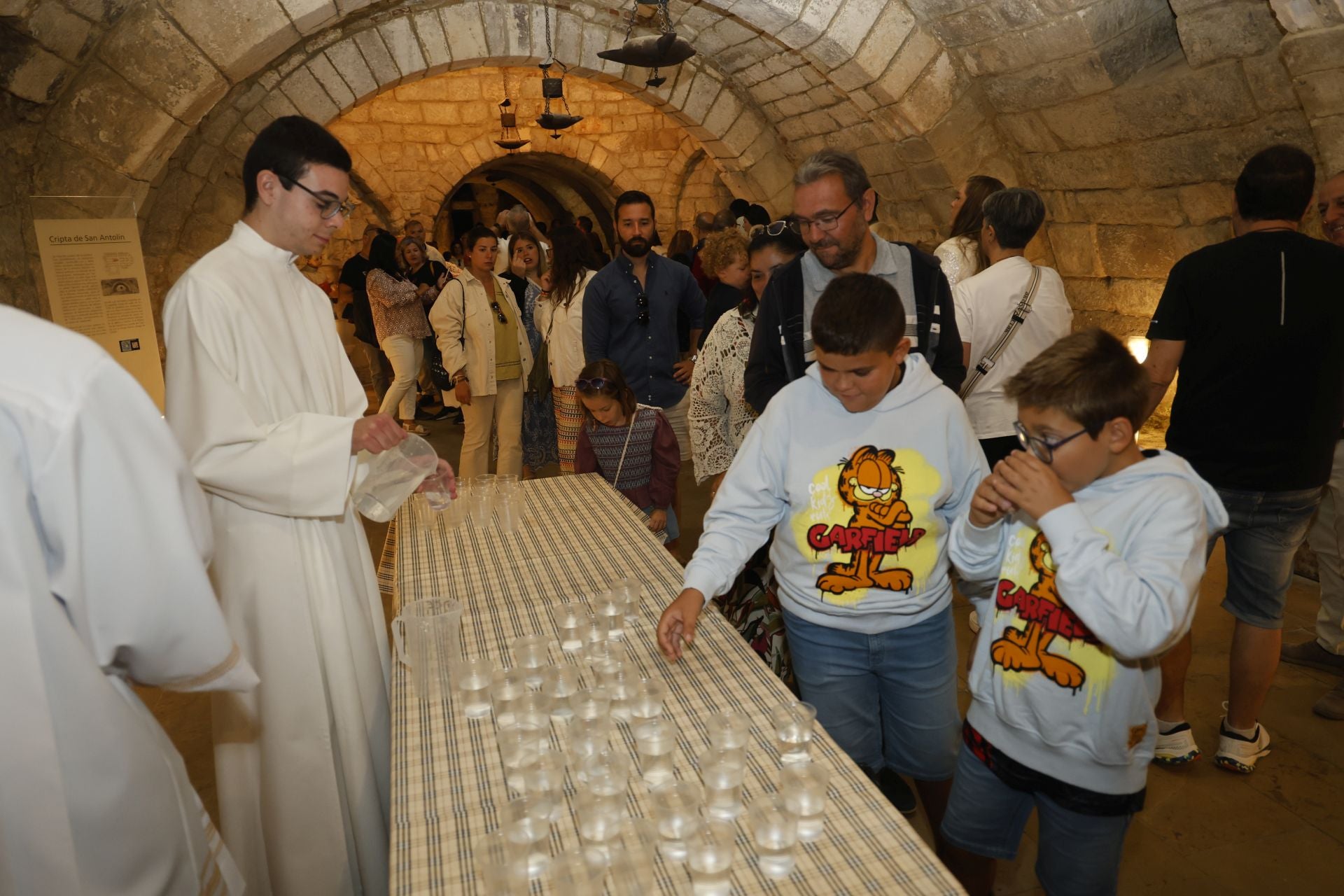 Largas colas para bajar a por el agua bendita a la cripta de San Antolín