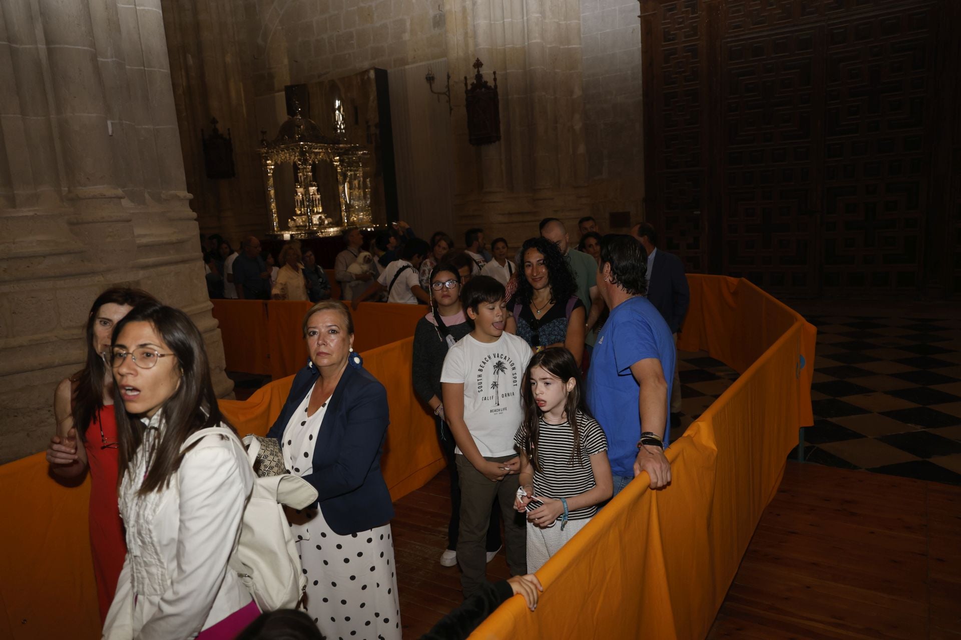 Largas colas para bajar a por el agua bendita a la cripta de San Antolín