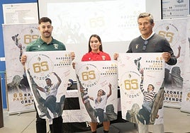 Gerardo de la Llana, Matilda Toca y José Miguel Prieto 'Chino posan con el cartel de la campaña de abonados.