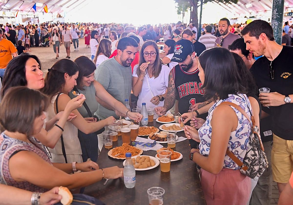 Un grupo degusta varios platos de la Feria de Gastronomía, el año pasado.