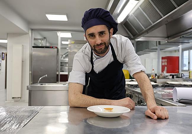 El chef Víctor Sanz, con su plato de sopas de ajo con huevo a baja temperatura