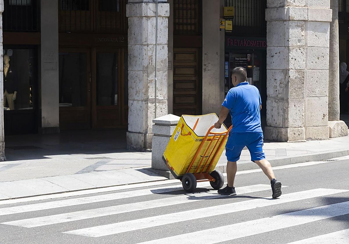 Imagen de archivo de un trabajador en Valladolid este verano.