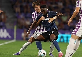 El blanquivioleta Iván Alejo, en pleno marcaje, durante el Real Valladolid-ADCeuta de la primera jornada. alberto mingueza