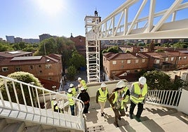 Torre y pasarela del ascensor que salvará el desnivel entre la plaza Porticada y la avenida de las Contiendas.