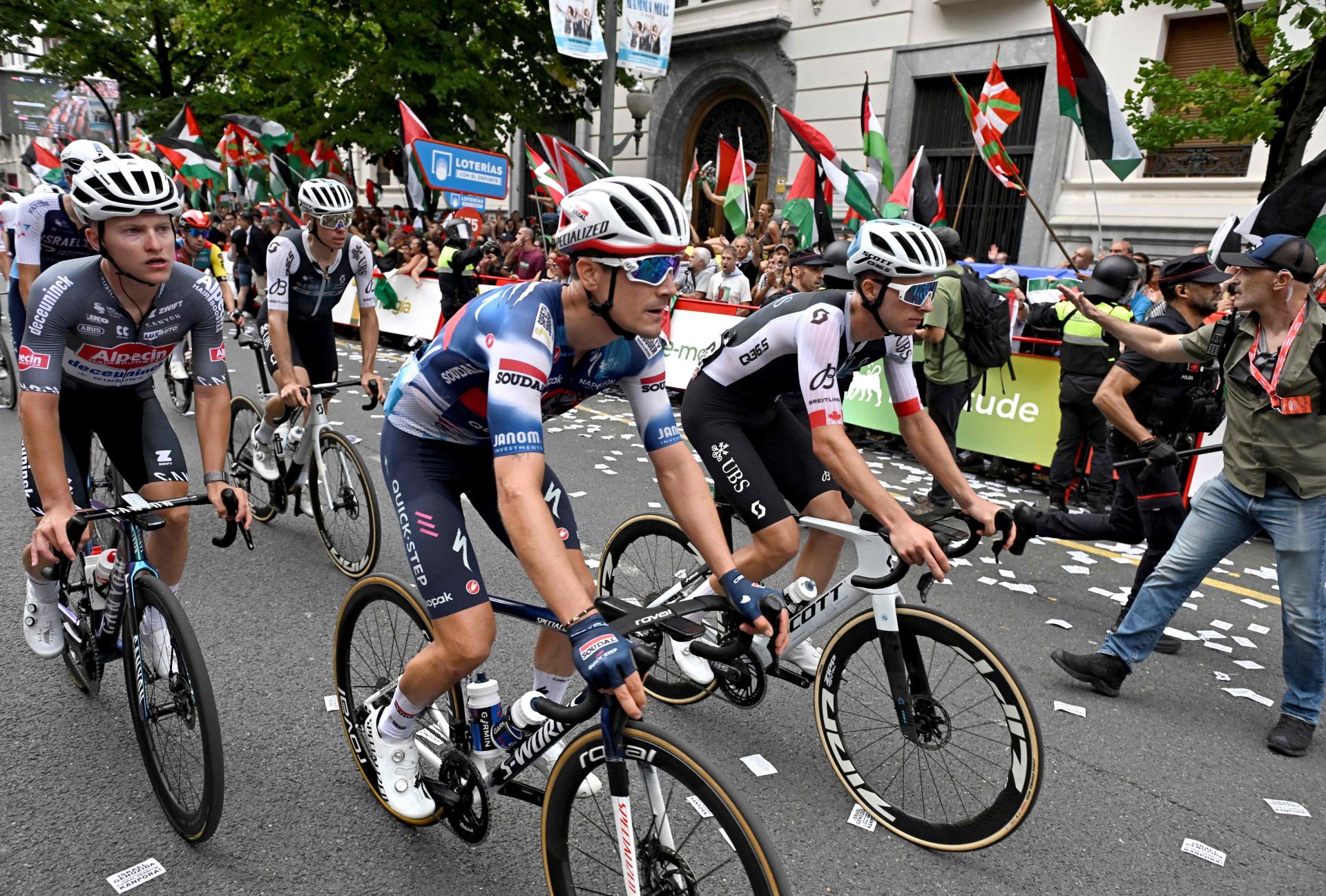Las imágenes de las protestas propalestinas que han obligado a adelantar el final de una etapa en La Vuelta