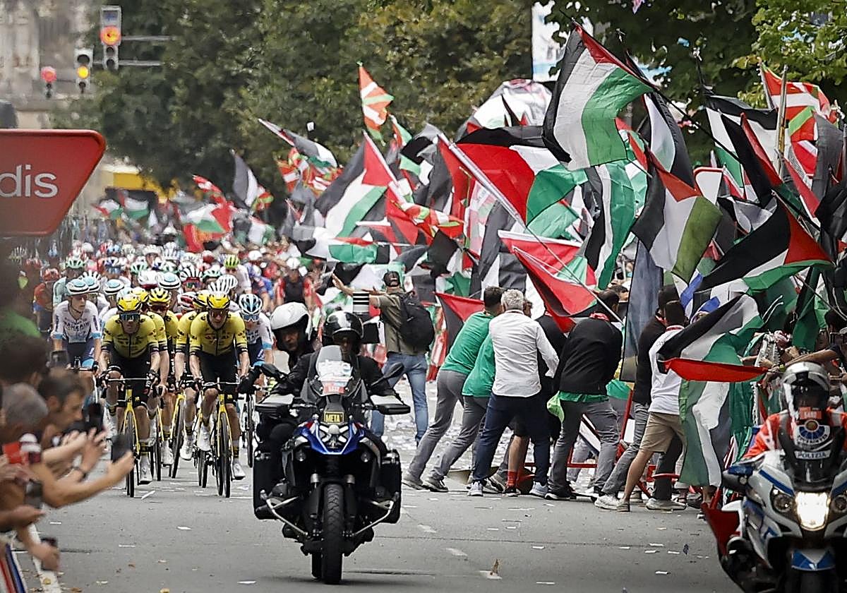 Las imágenes de las protestas propalestinas que han obligado a adelantar el final de una etapa en La Vuelta
