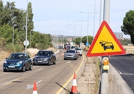 Congestión en el tráfico en la VA-20, a la altura de la glorieta de la carretera de Renedo.