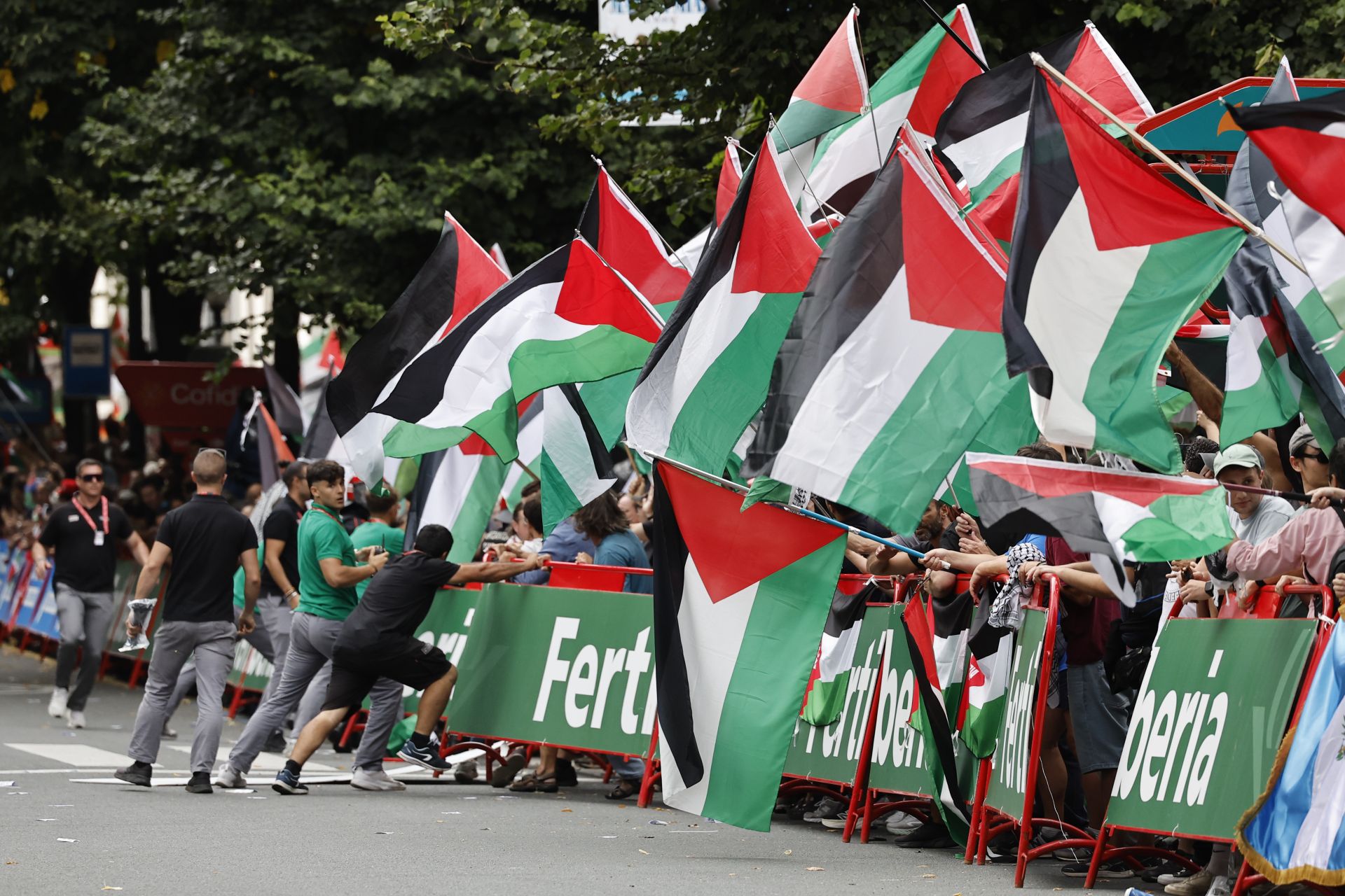Las imágenes de las protestas propalestinas que han obligado a adelantar el final de una etapa en La Vuelta