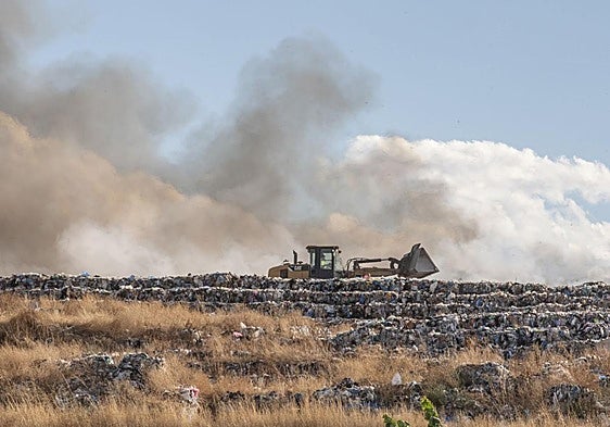 Una máquina trabaja para controlar el incendio en el depósito de rechazos de Martín Miguel.