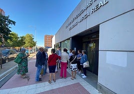 Vecinos a las puertas del centro de vida activa de Delicias junto al socialista Pedro Herrero.