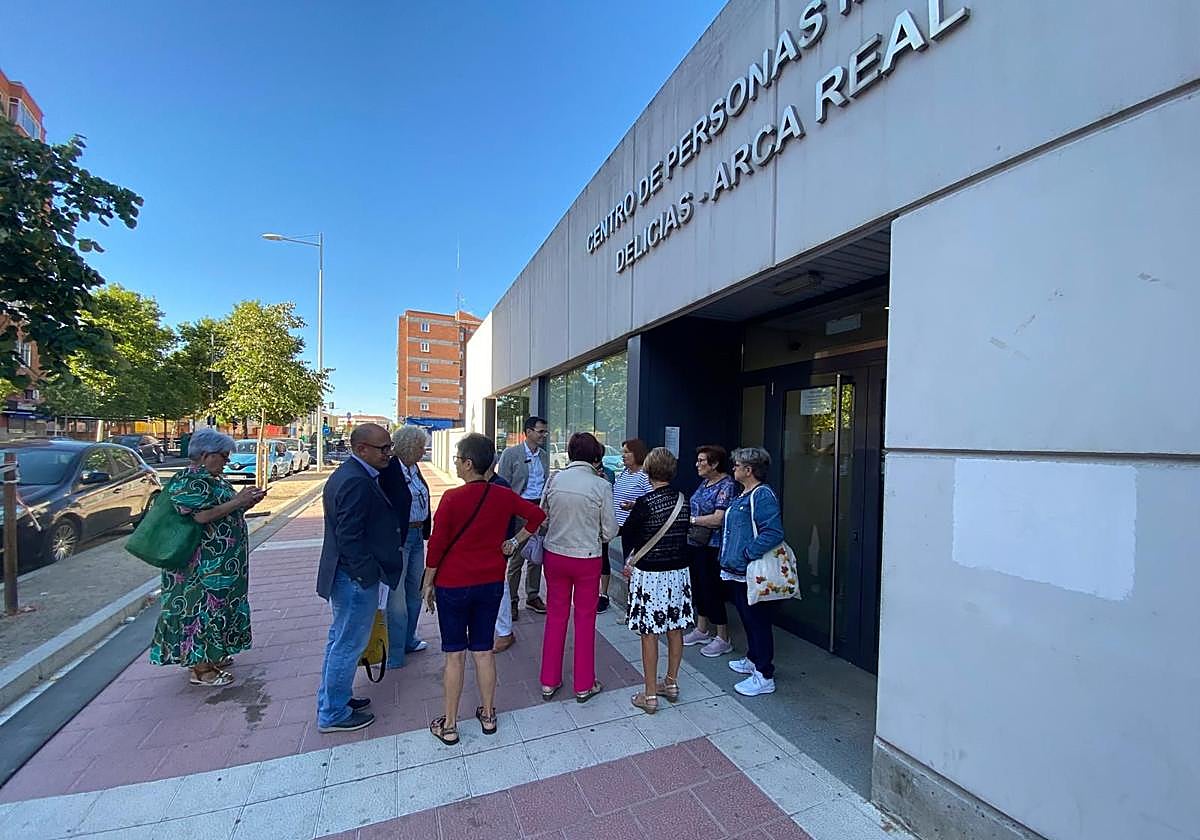 Vecinos a las puertas del centro de vida activa de Delicias junto al socialista Pedro Herrero.