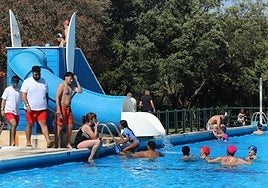 Bañistas en la piscina del Monte este verano.
