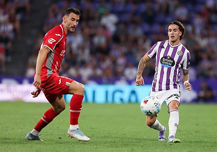 Xavi Moreno lanza un pase en el último partido ante el Córdoba.