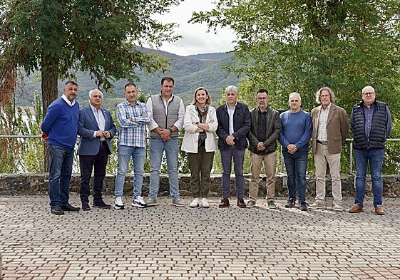 La consejera Isabel Blanco, en Riaño con alcaldes de municipios del Parque Nacional de Picos de Europa afectados por los incendios.