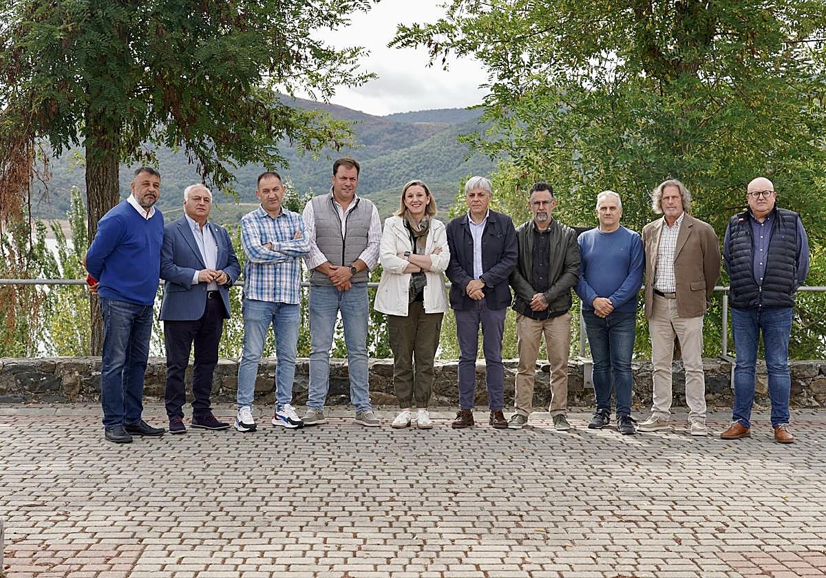 La consejera Isabel Blanco, en Riaño con alcaldes de municipios del Parque Nacional de Picos de Europa afectados por los incendios.