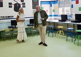 El alcalde, Jesús Julio Carnero, y la concejala de Educación, Irene Carvajal, este miércoles en una visita al colegio Ignacio Martín Baró para conocer de primera mano los trabajos.