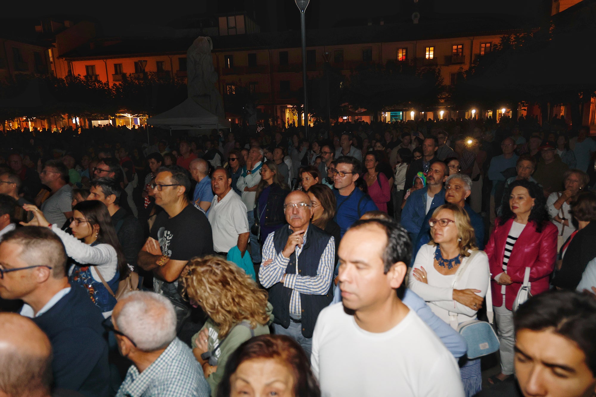 Cristina Rosenvinge llena la Plaza Mayor con su pop lírico