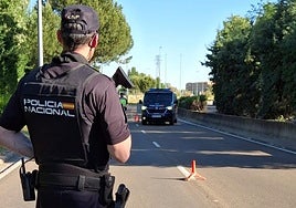 Un Policía Nacional en un control en una calle de Valladolid.