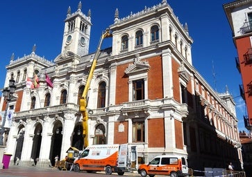 Una grúa toma el Ayuntamiento de Valladolid para renovar la iluminación de su fachada