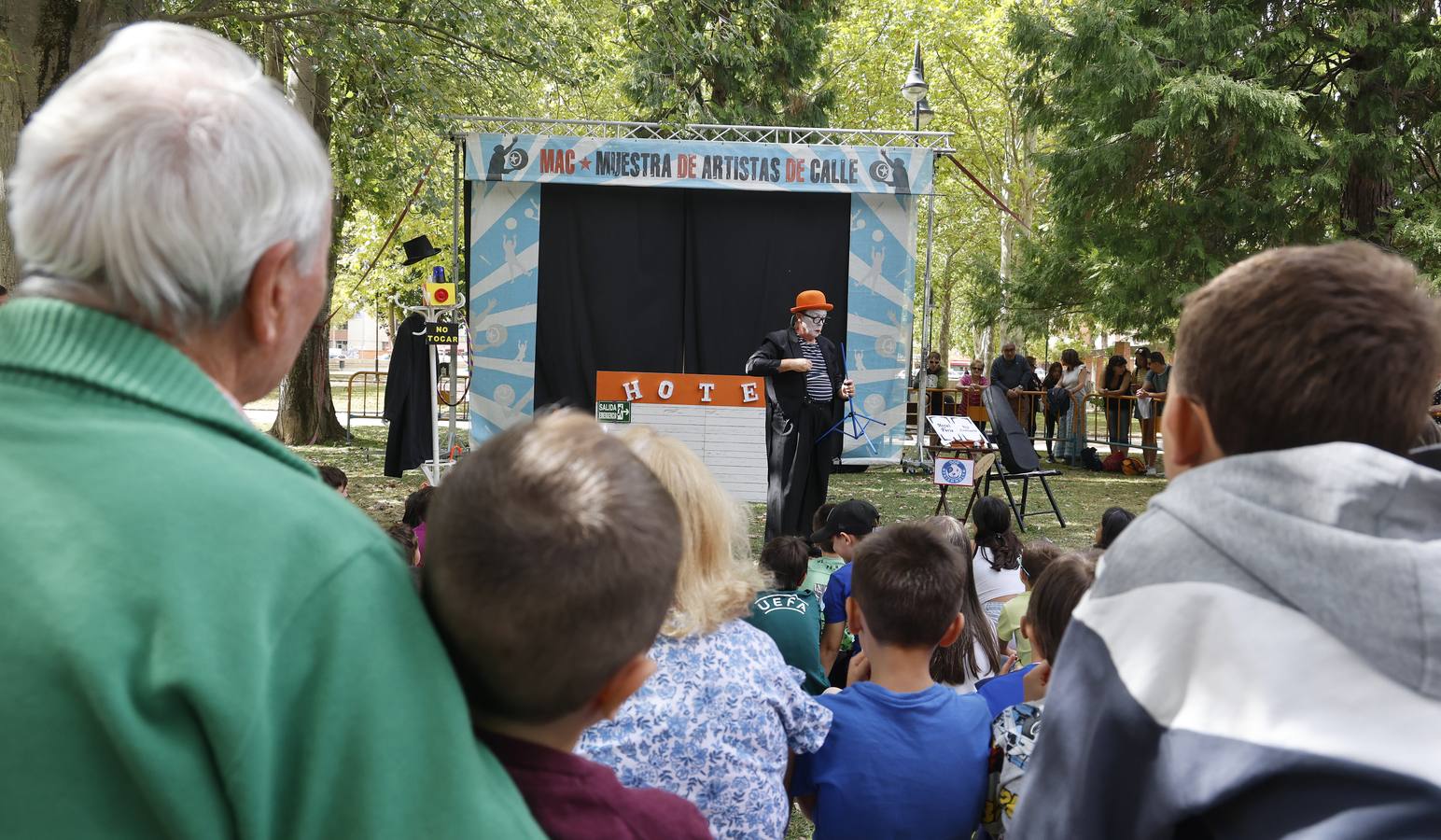 Así es la Muestra de Artistas de Calle por los barrios de Palencia