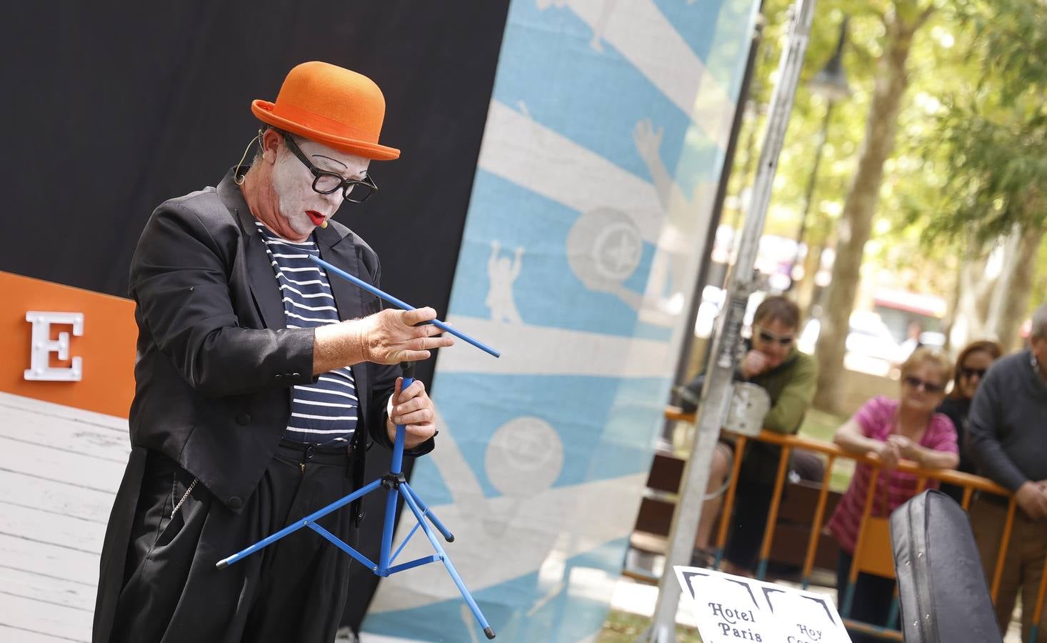 Así es la Muestra de Artistas de Calle por los barrios de Palencia