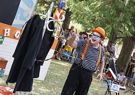 Así es la Muestra de Artistas de Calle por los barrios de Palencia