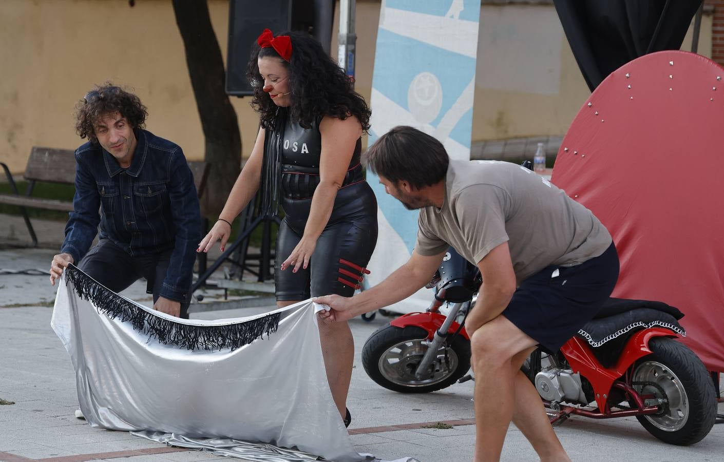 Así es la Muestra de Artistas de Calle por los barrios de Palencia