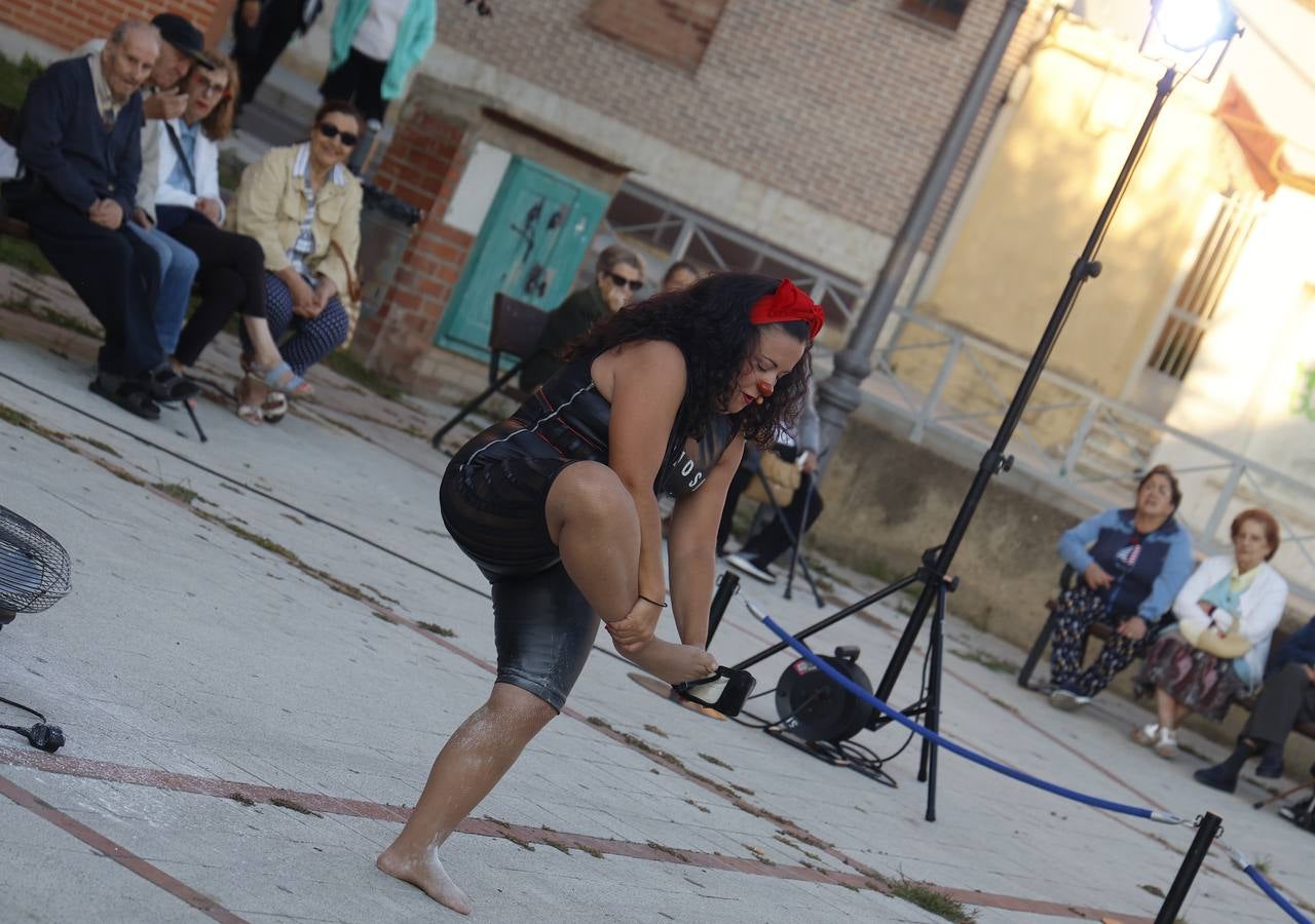 Así es la Muestra de Artistas de Calle por los barrios de Palencia