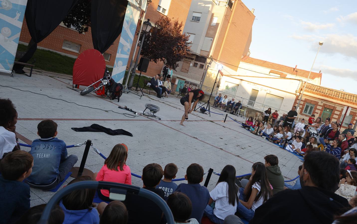 Así es la Muestra de Artistas de Calle por los barrios de Palencia