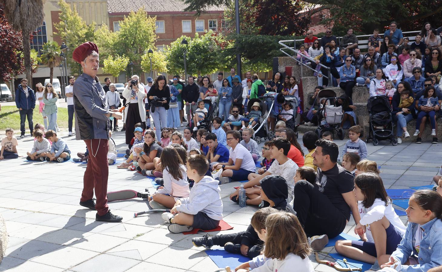 Así es la Muestra de Artistas de Calle por los barrios de Palencia