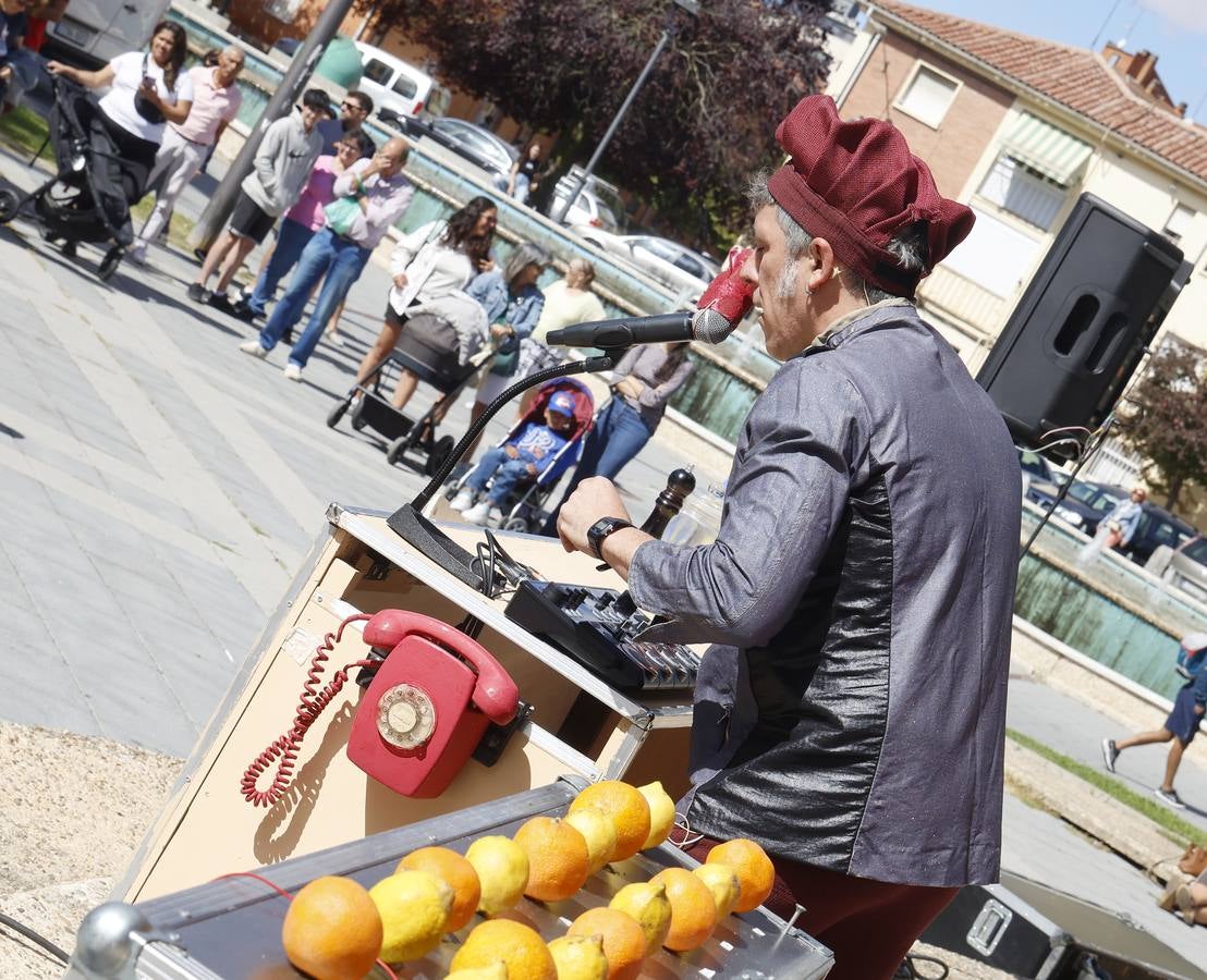 Así es la Muestra de Artistas de Calle por los barrios de Palencia